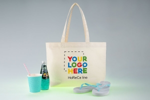 Пляжная промо сумка шоппер из белой бязи с длинными ручками для ношения на плече, на материале напечатан цветной логотип компании методом сублимационной печати. 