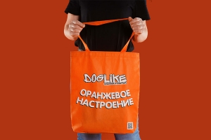 Промо сумка шоппер из оранжевого спанбонда, двухцветный логотип нанесен методом шелкографии, белый и черный цвет, длинные ручки для удобства ношения на плече.