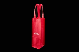 Промо сумка шоппер для  одной бутылки из красного спанбонда с белым логотипом.
