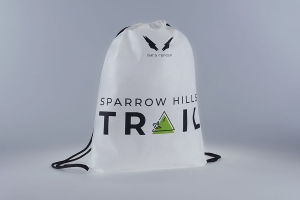 Рюкзак – мешок с логотипом (зеленый и черный цвет) из белого оксфорда с черным шнуром с двух сторон образующим лямки рюкзака.