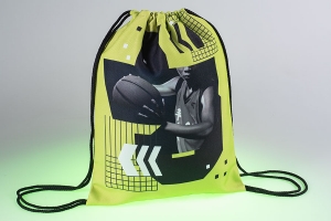 Промо мешок-рюкзак цвета лайма с двумя черными шнурами образующими лямки рюкзака, на лицевую сторону мешка нанесен полноцветный принт (изображение фотографического качества) способом сублимационной печати.