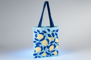 Голубая промо сумка шоппер из бязи с днинными ручками из синей стропы, на ткань напечатан рисунок методом сублимационной печати.