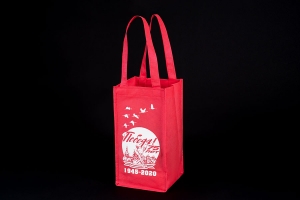 Промо сумка шоппер с логотипом белого цвета нанесенным технологией шелкофии, при пошиве сумки использовался красный спанбонд.