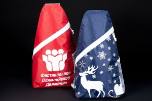 Промо сумки-рюкзаки из красного и синего оксфорда, на лицевых сторонах нанесены рисунки белого цвета, с правой стороны имеются карманы из сетки, закрываются на белую молнию