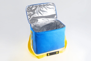 Туристическая термосумка для хранения еды с фольгированным изолоном в качестве термоизоляции, внешний материал – синий оксфорд, ручка-ремень из желтой стропы, молния по периметру крышки сверху.