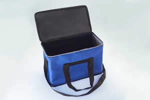 Термосумка для транспортировки еды, материал с внешней стороны – синий оксфорд, с внутренней  – черный оксфорд, между ними фольгированный  изолон. 
