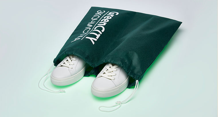 зеленый мешок для обуви из спанбонда со шнурками с двух сторон, логотип выполнен шелкографией