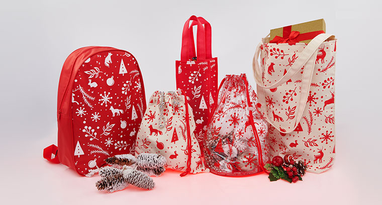 новогодний сувенирный набор из рюкзака, промосумки для бутылок, сумки шоппер, и мешочков из спанбонда и ПВХ/ПВД, фоновый рисунок - шелкография
