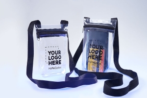 Прозрачная промо сумка шоппер из пленки ПВХ на темно-синей молнии, ремень из темно-синей стропы, на лицевой стороне нанесено изображение черного цвета способом шелкографии.