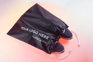 Черный мешок для обуви из нейлона, затягивается двумя шнурами белого цвета, сам мешок разделен на две части прострочкой, на правой части лицевой стороны напечатан белый логотип сублимационной печатью.