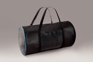 Тубус – упаковка для продукции из текстиля из черного спабонда и голубым кедером в качестве окантовки, две усиленные ручки из черной стропы, молния по периметру боковой стороны.