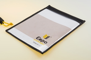 Сумка – упаковка для текстиля с логотипом черного и желтого цвета на передней стенке из пленки ПВД, остальные детали из черного спанбонда.