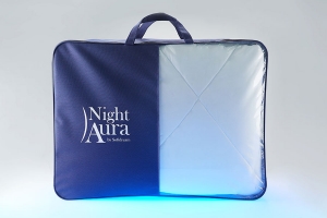 Чемодан – сумка для текстильных изделий с белым логотипом на левой половине передней стенки, правая половина передней стенки из  пленки ПВД, остальные детали и две ручки из синего спанбонда.