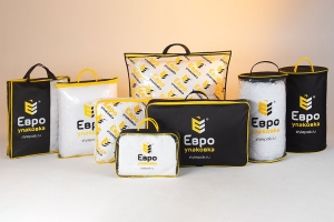 Композиция из набора упаковки для текстиля с нанесенным на каждое изделие фирменный логотип компании Евроупаковка.