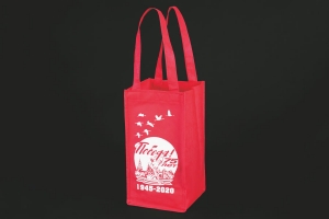 Обьемная промо сумка шоппер с логотипом белого цвета из красного спанбонда.