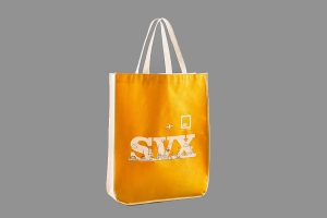 Обьемная промо сумка шоппер с черно-белым логотипом , оббьем и ручки выполнены из белого спанбонда, стороны сумки и окантовка выполнены из желтого спанбонда.