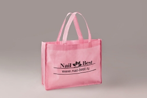 Розовая промо сумка с логотипом черного цвета из спанбонда.