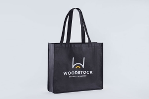 Эко сумка шоппер с логотипом (белый и желтый цвета) из черного спанбонда.