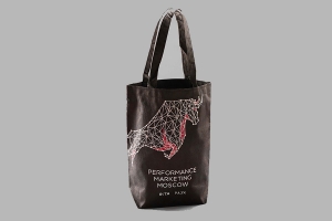 Промо сумка шоппер из черного спанбонда с обьемным дном, логотип белого и красного цветов.