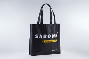 Обьемная промо сумка шоппер с логотипом (белый и желтый цвет) из черного спанбонда.