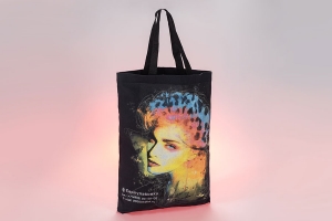 Промо сумка шоппер с полноцветным изображением фотографического качества и белым логотипом методом шелкографии из черной бязи с ручками из черной стропы.