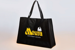 Обьемная промо сумка с логотипом, белый и желтый цвета, из черного спанбонда с двумя клепками.
