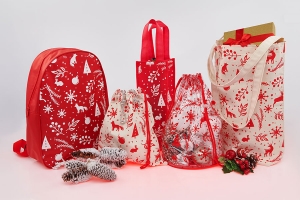 Набор из промо сумок с повторяющимся рисунком красного цвета по всей поверхности материала, материал – белая бязь.