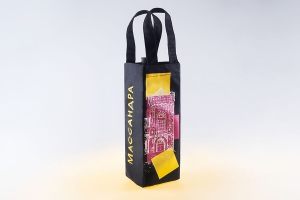 Черная промо сумка из оксфорда для одной бутылки, на двух сторонах сумки нанесено изображение (розовый, желтый и белый цвета) методом шелкографии.