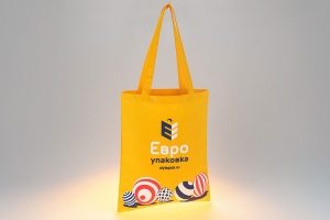 Желтая промо сумка шоппер с логотипом и рисунком методом шелкографии (черный, белый и красный цвета), материал – спанбонд.