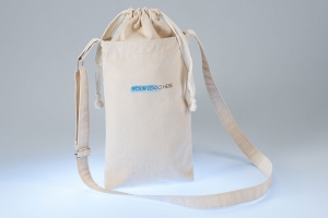 Промо сумка шоппер с логотипом из белой бязи, сумка затягивается завязками, регулируемый ремень из белой бязи позволяет носить сумку на плече.