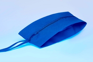 Кофр – мешок для обуви из синего спанбонда  и молнией, сбоку ручка-петля из синего спанбонда.