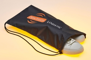Рюкзак – мешок для обуви с логотипом методом шелкографии ( оранжевый и белый цвет), два шнура образуют лямки рюкзака.