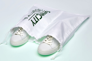 Мешок для обуви с логотипом зеленого цвета из белой бязи со шруром.