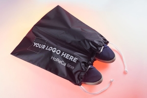 Мешок для обуви с логотипом белого цвета, простроченный по диагонали из черного нейлона с двумя белыми шнурами.