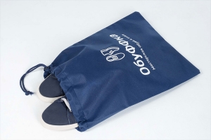 Мешок для обуви из синего спанбонда с белым логотипом и синим шнуром с одной стороны.