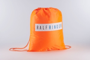 Рюкзак – мешок из оранжевого оксфорда с шнуром с двух сторон, цвета логотипа – белый, черный и голубой.