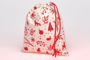 Промо сумка-мешок из белой бязи с красным шнуром и пластиковым фиксатором, на всю поверхность материала нанесен рисунок красного цвета методом шелкографии.