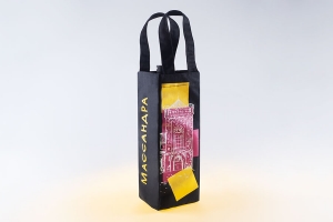 Черная промо сумка для одной бутылки из спанбонда, на две стороны сумки нанесены изображения шелкографией.