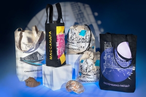 Композиция из двух сумок-шопперов, двух промо сумок-мешочков и одной промосумки для бутылки с нанесенными изображениями методом шелкографии.