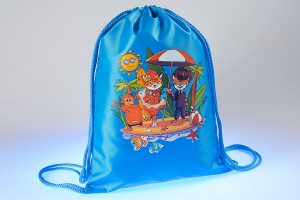 Промо мешок-рюкзак из голубого оксфорда затягивается двумя голубыми шнурами, образующими лямки рюкзака, на ткань нанесено полноцветное изображение сублимационной печатью.