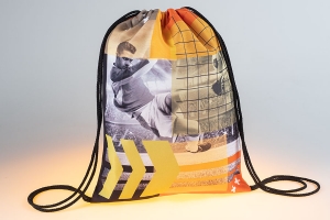 Промо мешок-рюкзак с полноцветным рисунком фотографического качества методом сублимационной печати, сшит из черной бязи с двумя черными шнурами образующими лямки рюкзака.