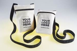 Промо сумки шопперы из белой бязи с логотипом черного цвета на лицевой строне, закрываются на черную молнию, имеют ремни из черной стропы для ношения на плече.