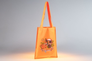 Оранжевая промо сумка шоппер с длинными ручками, удобная для ношения на плече, на сумку напечатан полноцветный рисунок сублимационной печатью, сшита из оксфорда.