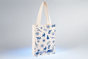 Обьемная ромо сумка шоппер из белой суровой двунитки с длинными ручками и кнопкой для фиксации, на лицевую сторону нанесен рисунок шелкограией синего цвета.
