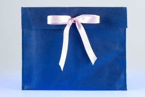 Промо-конверт с клапаном  из синего спанбонда украшен розовым бантиком из атласной ленты.