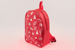 Промо сумка-рюкзак из красного оксфорда окантованный красным кедером  с ручкой и регулируемыми лямками из красной стропы, красная молния по середине обьема, на всей поверхности лицевой стороны нанесен рисунок белого цвета.