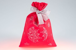 Промо сумка-мешочек из красного спанбонда с серебряным рисунком, завязанный на бант серебряной атласной лентой.
