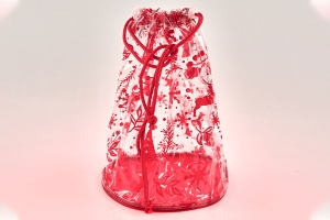 Промо сумка-мешочек с обьемом из пленки ПВХ и дном из красного оксфорда окантованным красным кедером, сверху затягивается двумя шнурами с пластиковыми фиксаторами, на всю поверхность пленки ПВХ нанесен повторяющийся рисунок красного цвета.