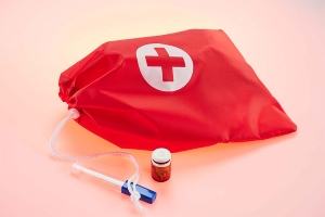 Аптечка  -  мешок с белым шнуром, сшит из нетканого материала( спанбонд) красного цвета.
