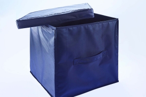 Складной короб для хранения одежды со сьемной крышкой из синего косфорда двумя ручками, стенки и крышка короба усилены картонными вставками для придачи жесткости.